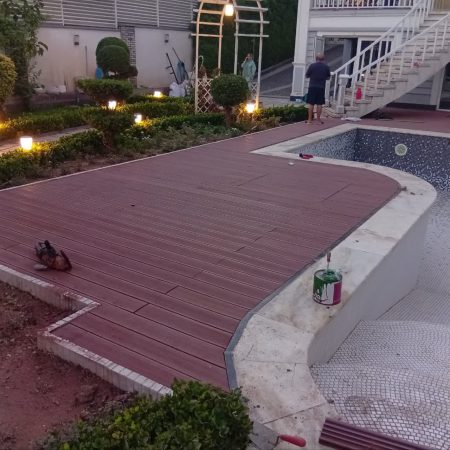 طراحی حیاط ویلا با چوب پلاست