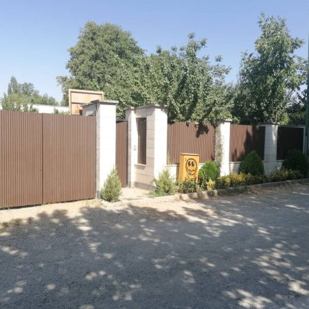 چوب پلاست دیوار محوطه و درب ورودی